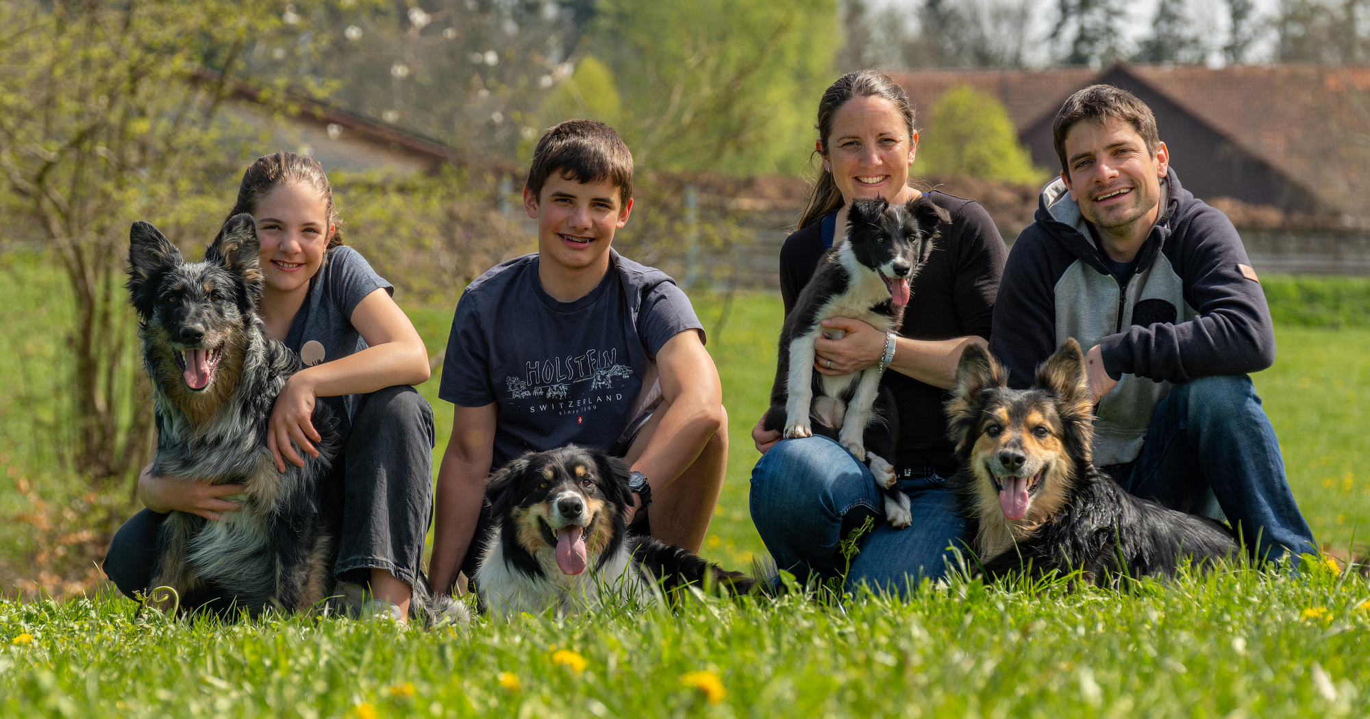 Lukas und Andrea Etter mit ihren Kindern und den Hunden