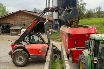 Mischung des Futters für die Kühe