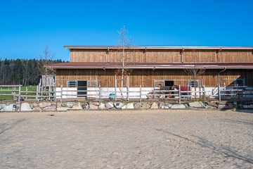 Reitviereck und Pferdestall