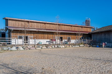 Pferdestall und Reit-Viereck