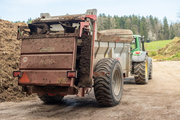 Traktor auf dem Kompostplatz