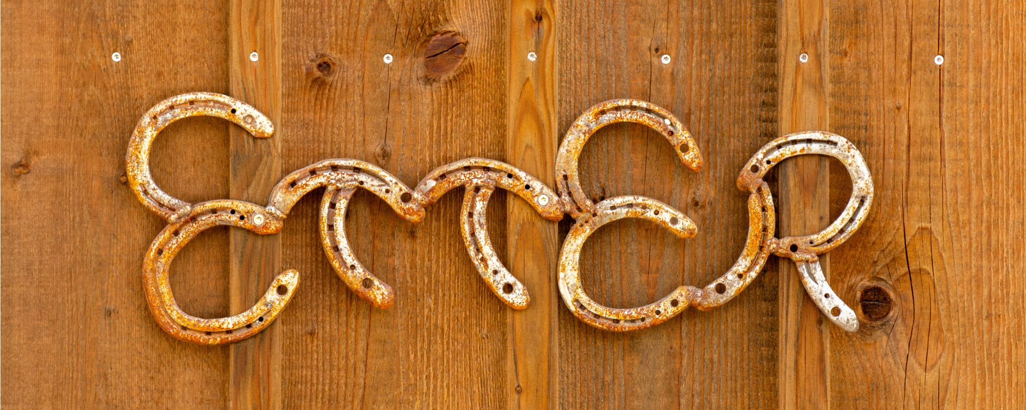 Etter mit Buchstaben aus Hufeisen