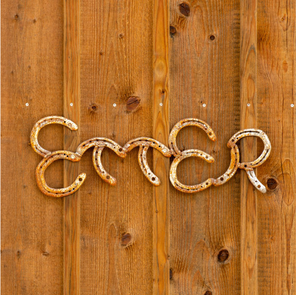 Etter mit Buchstaben aus Hufeisen